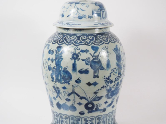 Vente aux enchères Chine XIXème Important potiche bleu blanc d'objets mobiliers et de rin