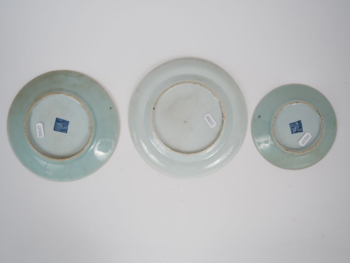 Canton, fin XIXe siècle,  Trois coupes en porcelaine et émaux de style