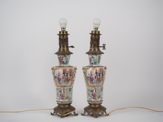 Vente aux enchères Chine, Canton, XIXe siècle Paire de vases en porcelaine de style famil