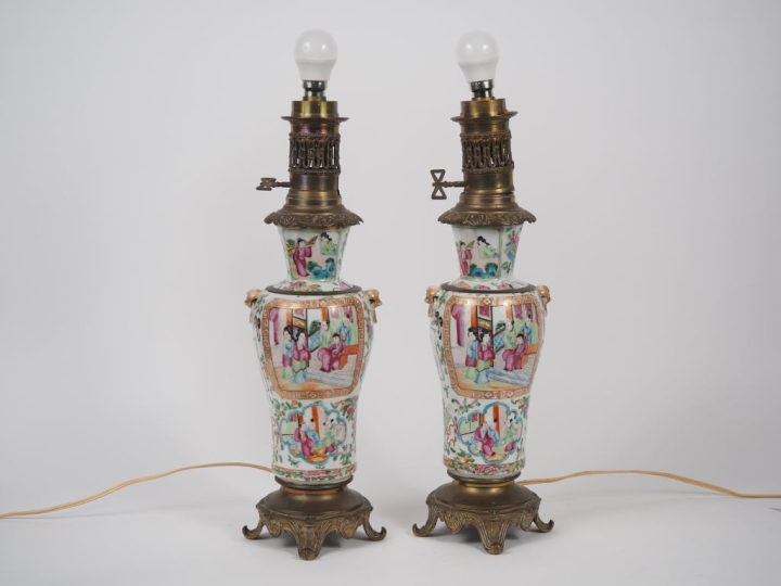 Chine, Canton, XIXe siècle Paire de vases en porcelaine de style famil