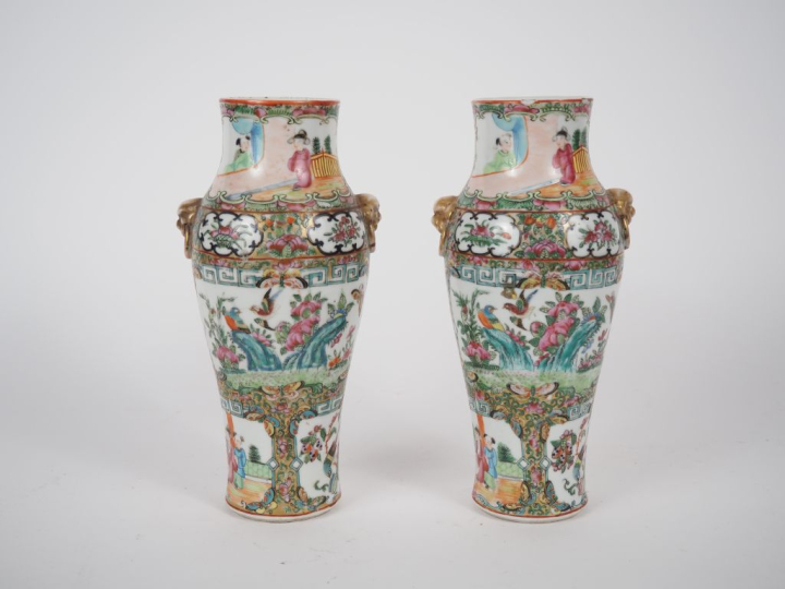 Canton, fin XIXe siècle,  Paire de vases de forme balustre, en porcela