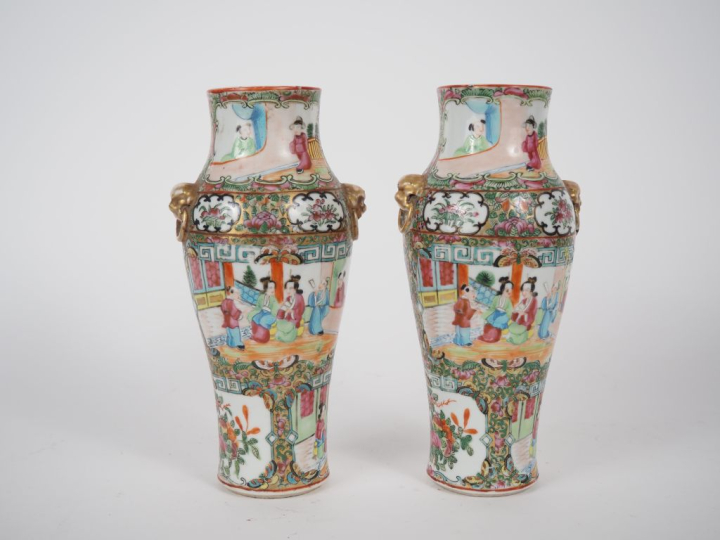 Canton, fin XIXe siècle,  Paire de vases de forme balustre, en porcela