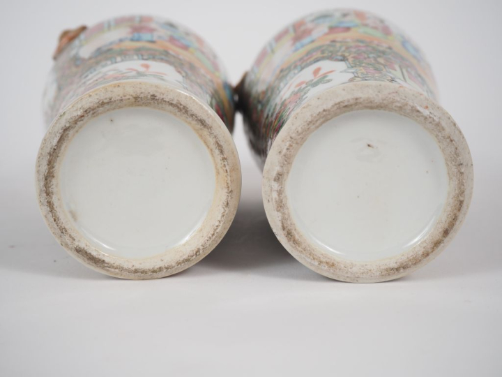Canton, fin XIXe siècle,  Paire de vases de forme balustre, en porcela