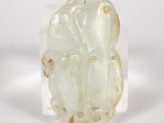Vente aux enchères Chine, période Jiaqing Pendentif en jade céladon légèrement infusé de 