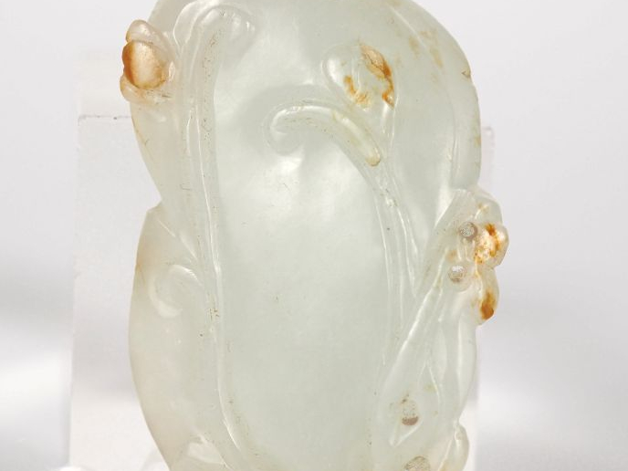 Chine, période Jiaqing Pendentif en jade céladon légèrement infusé de 