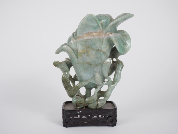 Chine, vers 1900 Vase en jadéite, à décor un couple d’oiseaux entouran