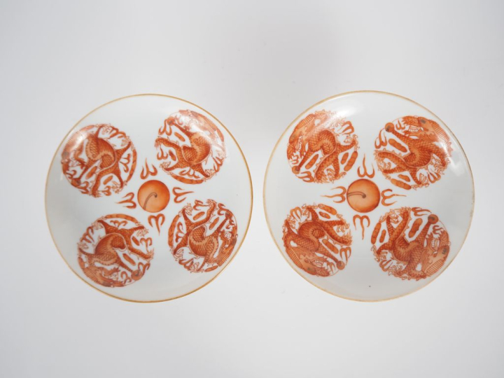 Chine, fin de la période Qing Paire de coupes sur piédouches en porcel