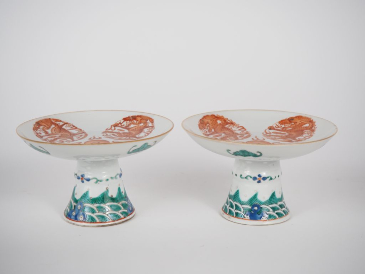Chine, fin de la période Qing Paire de coupes sur piédouches en porcel