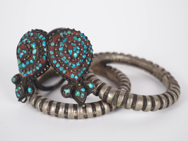 Lot comprenant deux bracelets en argent bas titre, et une paire de bou