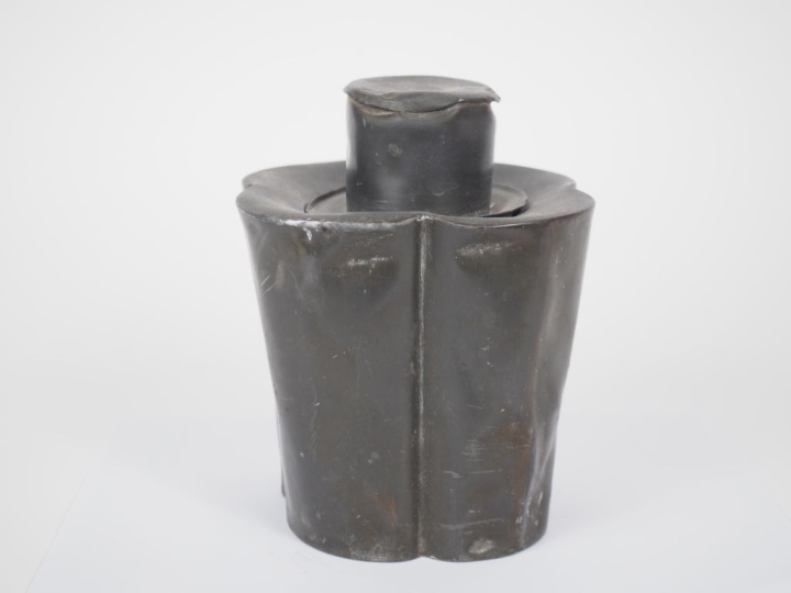 Chine, fin XIXe siècle Boîte à thé floriforme en étain.  H. 18 cm  (Pe