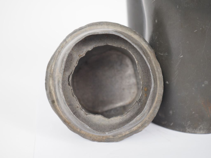 Chine, fin XIXe siècle Boîte à thé floriforme en étain.  H. 18 cm  (Pe