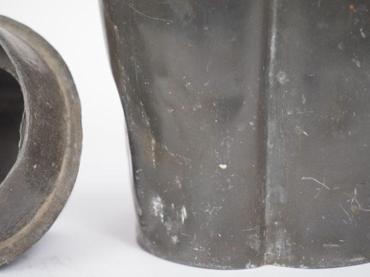 Chine, fin XIXe siècle Boîte à thé floriforme en étain.  H. 18 cm  (Pe