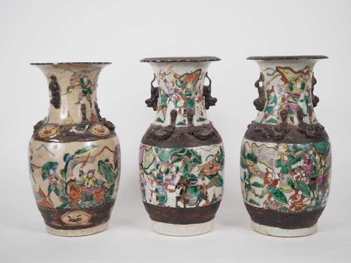 Chine, fin XIXe siècle Lot de trois vases en porcelaine de Nankin, com