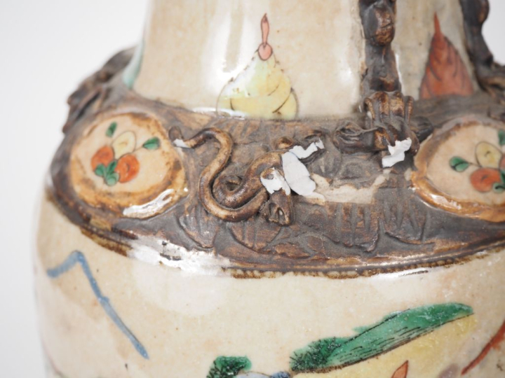 Chine, fin XIXe siècle Lot de trois vases en porcelaine de Nankin, com