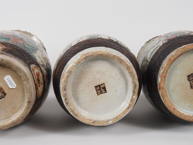 Chine, fin XIXe siècle Lot de trois vases en porcelaine de Nankin, com