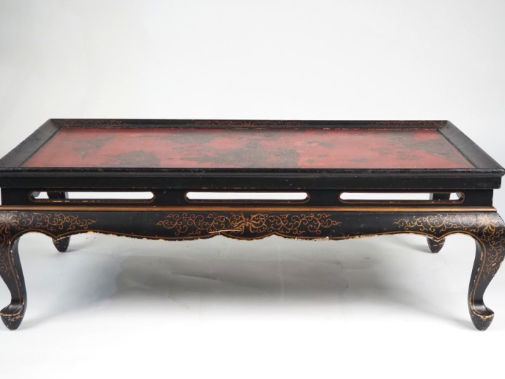 Chine, fin XIXe siècle,  Table basse en laque, à décor en camaïeu de b