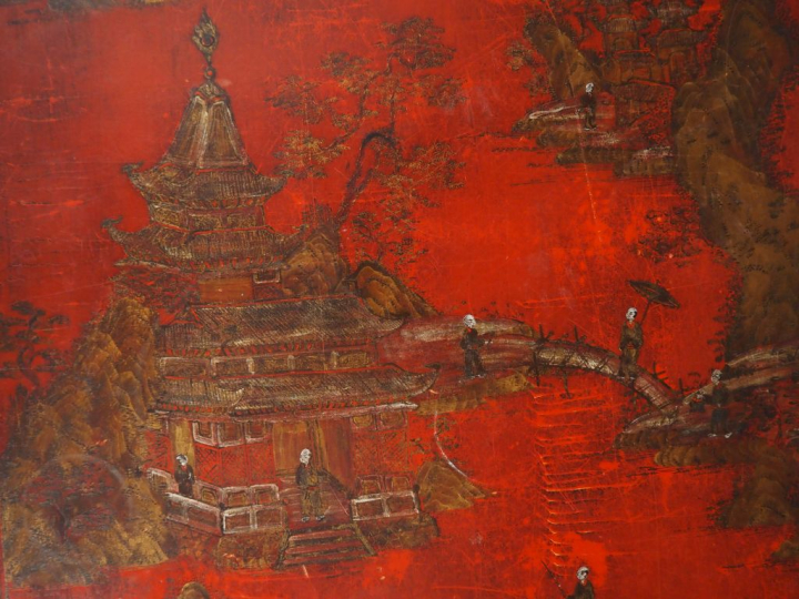 Chine, fin XIXe siècle,  Table basse en laque, à décor en camaïeu de b