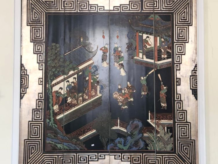 Chine, vers 1930 Paravent à quatre feuilles en bois laqué dans le styl