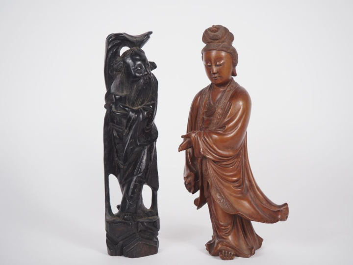 Chine, fin du XIXe siècle  Deux statuettes en bois, l’une de couleur n
