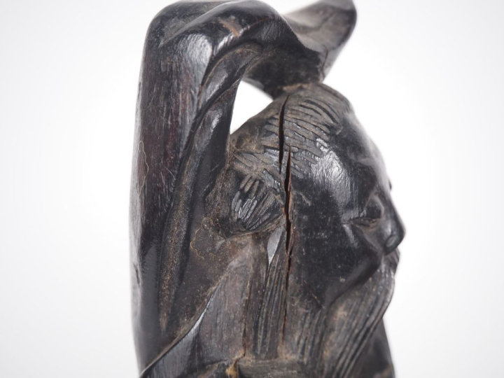 Chine, fin du XIXe siècle  Deux statuettes en bois, l’une de couleur n