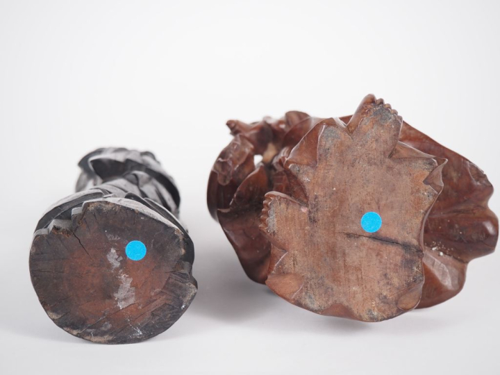 Chine, fin du XIXe siècle  Deux statuettes en bois, l’une de couleur n