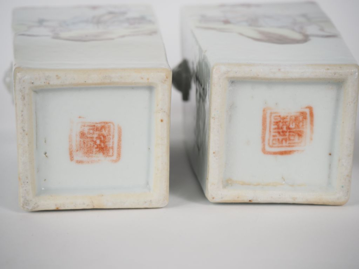 Chine, XXe siècle Lot comprenant une paire de vases quadrangulaires à 