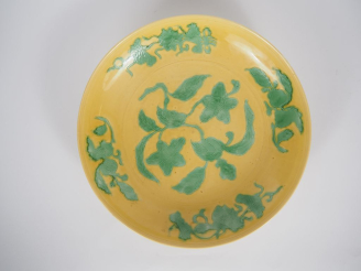 Vente aux enchères Chine, XXe siècle  Plat en porcelaine et émaux vert sur fond jaune, à 