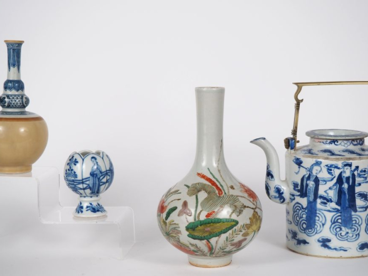 Chine, travail moderne Lot comprenant une théière en porcelaine bleu b