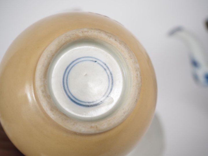 Chine, travail moderne Lot comprenant une théière en porcelaine bleu b