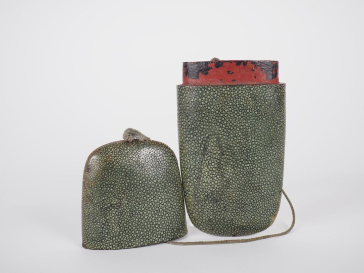 Chine, vers 1900 Etui à lunettes en galuchat de couleur verte.  L. 17,