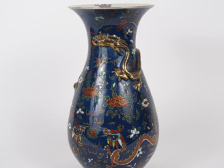 Vente aux enchères Chine, vers 1920 Vase de forme balustre en porcelaine à décor polychro