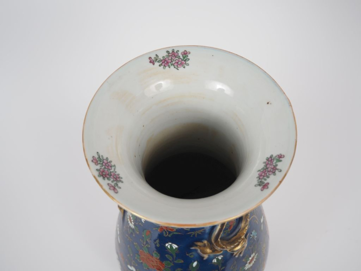 Chine, vers 1920 Vase de forme balustre en porcelaine à décor polychro