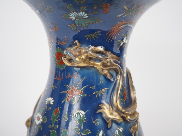 Chine, vers 1920 Vase de forme balustre en porcelaine à décor polychro