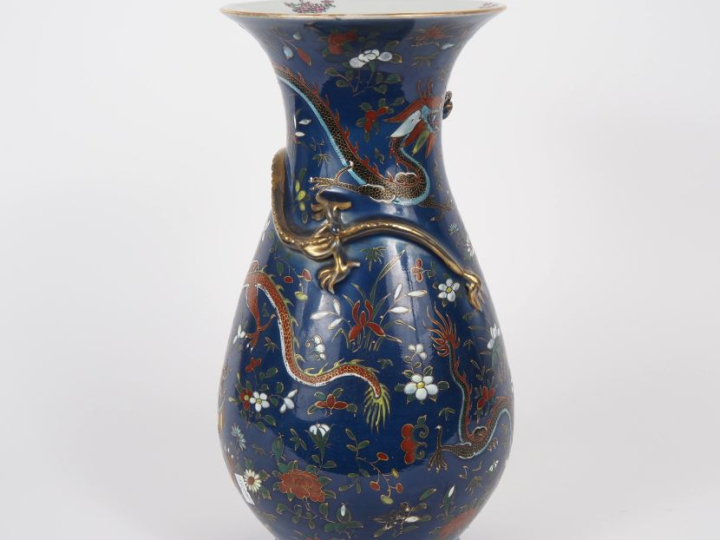 Chine, vers 1920 Vase de forme balustre en porcelaine à décor polychro