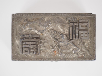 Vente aux enchères Chine, vers 1900 Petit coffret rectangulaire en cuivre argenté, à déco