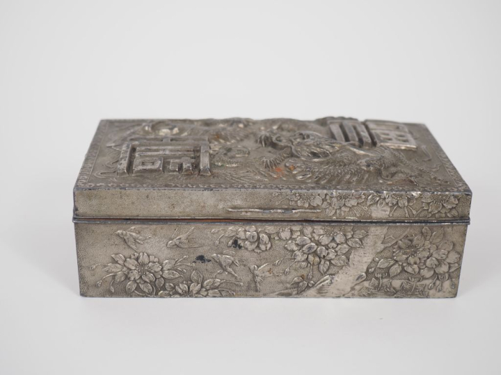 Chine, vers 1900 Petit coffret rectangulaire en cuivre argenté, à déco