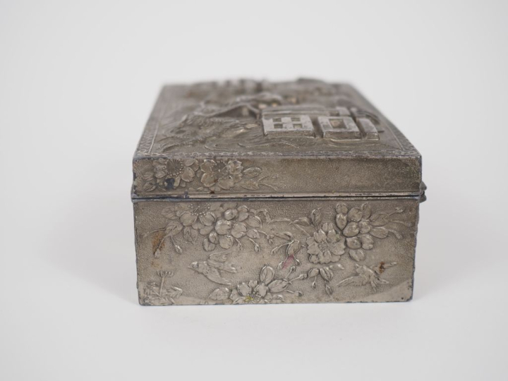 Chine, vers 1900 Petit coffret rectangulaire en cuivre argenté, à déco