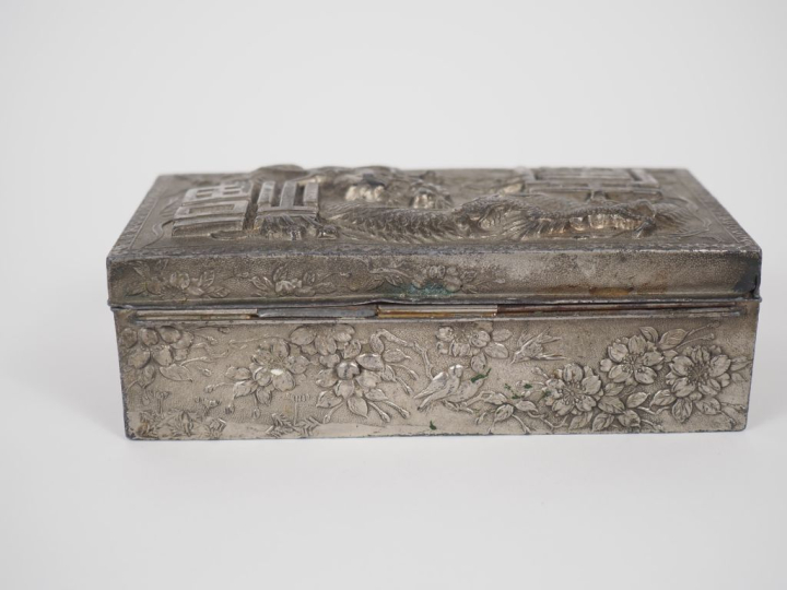 Chine, vers 1900 Petit coffret rectangulaire en cuivre argenté, à déco