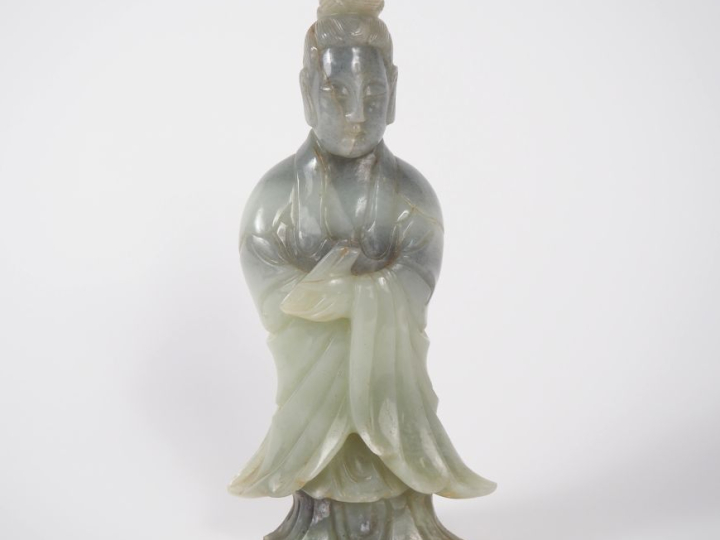 Chine, XXe siècle Statuette en jade céladon, représentant une divinité