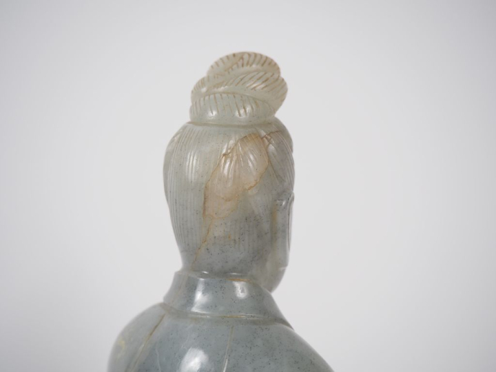 Chine, XXe siècle Statuette en jade céladon, représentant une divinité