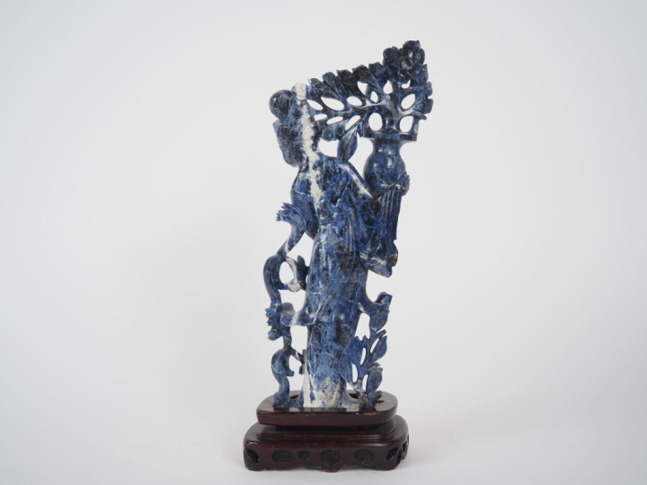 Chine, XXe siècle Statuette en sodalite, représentant jeune femme tena