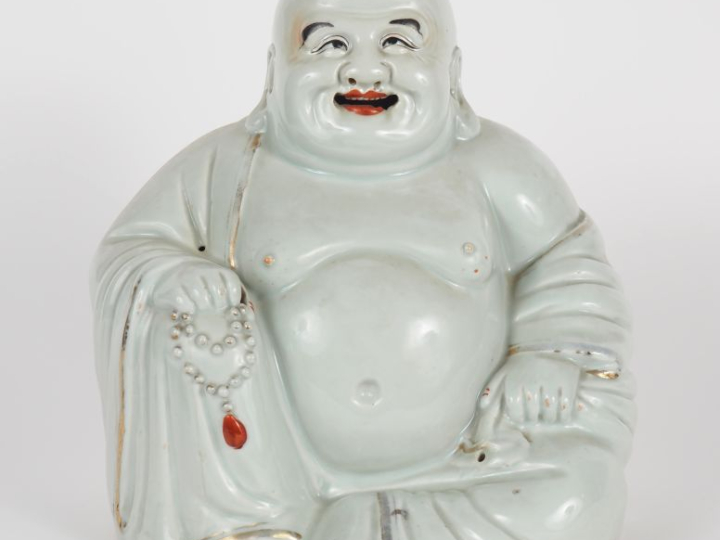 Chine, XXe siècle,  Statuette en porcelaine émaillée crème et rehauts 