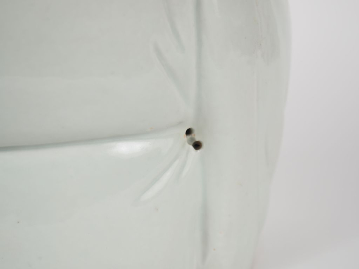 Chine, XXe siècle,  Statuette en porcelaine émaillée crème et rehauts 