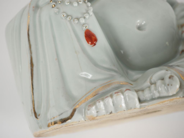 Chine, XXe siècle,  Statuette en porcelaine émaillée crème et rehauts 