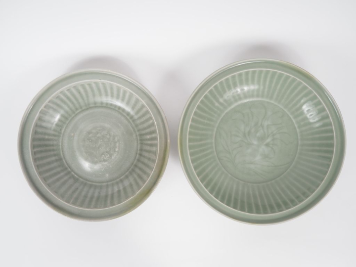 Chine, XXe siècle Deux plats en porcelaine et émail céladon, dans le s