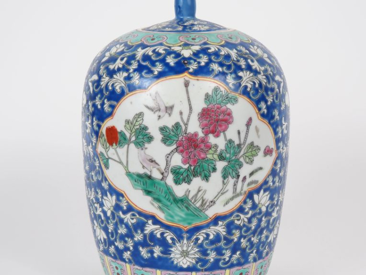 Chine, XXe siècle.  Pot à gingembre en porcelaine et émail polychrome,