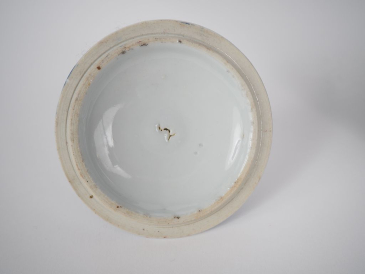 Chine, XXe siècle.  Pot à gingembre en porcelaine et émail polychrome,