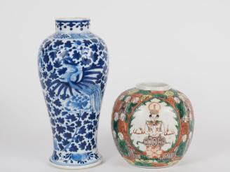 Vente aux enchères Chine, début XXe siècle Lot comprenant un vase balustre bleu blanc, à 