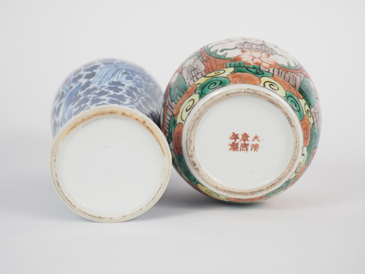 Chine, début XXe siècle Lot comprenant un vase balustre bleu blanc, à 