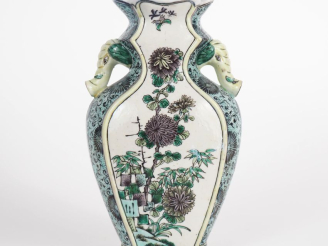 Vente aux enchères Chine, vers 1900 Vase balustre en porcelaine et émaux de style famille